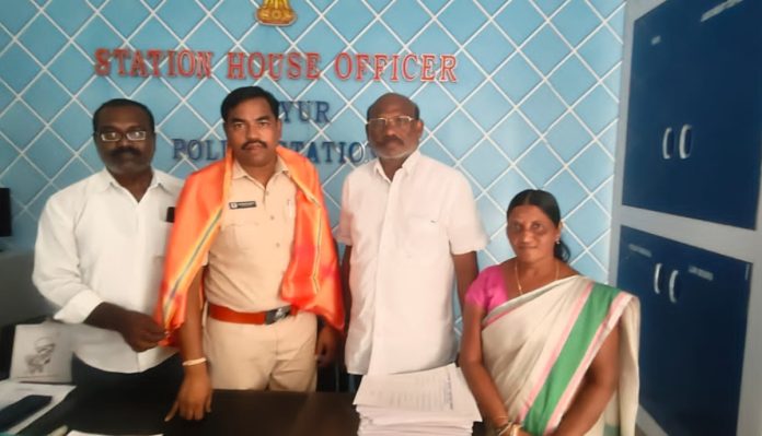 కొయ్యుర్ ఎస్ఐని సన్మానించిన సర్పంచులు