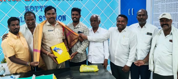 యాదవ సంఘం ఆధ్వర్యంలో కొయ్యుర్ ఎస్ఐకి సన్మానం