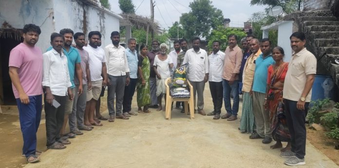 పేద కుటుంబానికి బియ్యం వితరణ