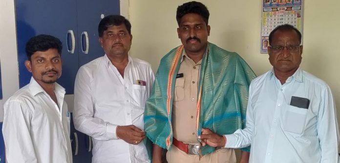 కొయ్యూర్ ఎస్ఐకి పెద్దతూండ్ల సర్పంచ్ సన్మానం