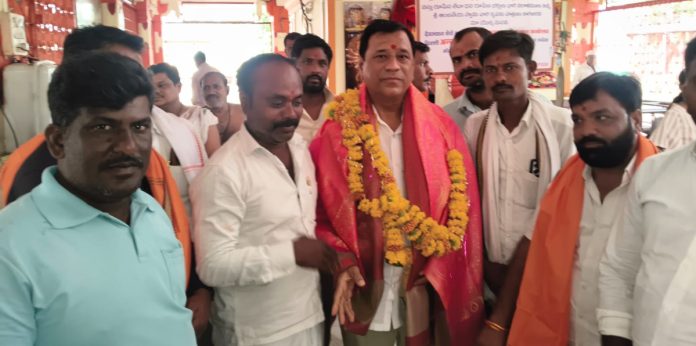 ఎంపీ సురేష్ షెట్కార్ కు సర్పంచ్ సన్మానం