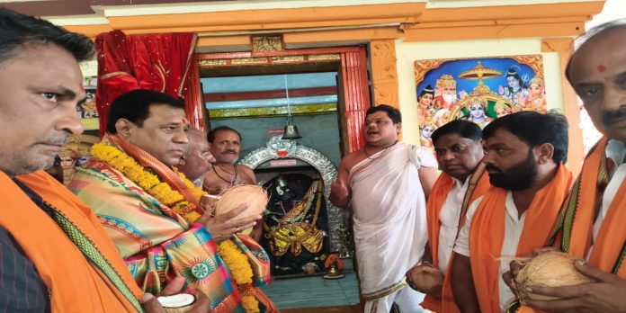 సలాబత్పూర్ ఆంజనేయస్వామి ఆలయాన్ని సందర్శించిన ఎంపీ సురేష్ షెట్కర్
