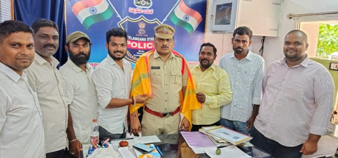 నూతన ఎస్ఐ సతీష్ ను కలిసిన వార్డు సభ్యులు