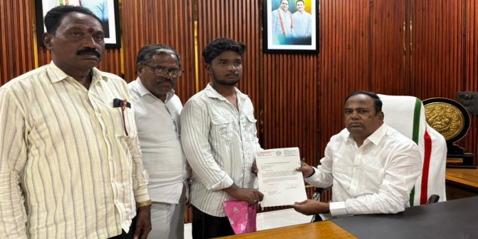 అనారోగ్య బాధితులకు ఎల్ఏసీ అందజేత