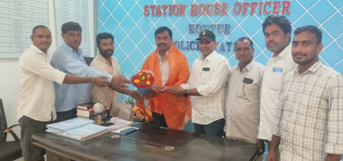 ప్రెస్ ఆధ్వర్యంలో కొయ్యుర్ ఎస్ఐ మహేందర్ కుమార్ కు సత్కారం
