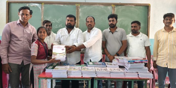 పెద్ద ఏక్లారాలో విద్యార్థులకు పుస్తకాలు పంపిణీ చేసిన సర్పంచ్