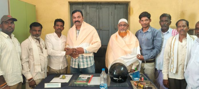 పశువైద్యాధికారిని సన్మానించిన సర్పంచ్