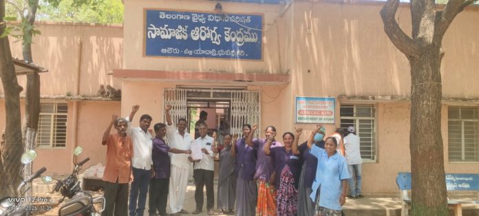 కాంట్రాక్టు, ఔట్సోర్సింగ్ ఉద్యోగుల, కార్మికుల వేతనాలు వెంటనే చెల్లించాలి