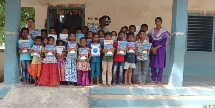 ప్రభుత్వ పాఠశాలలో పాఠ్య పుస్తకాలు పంపిణీ