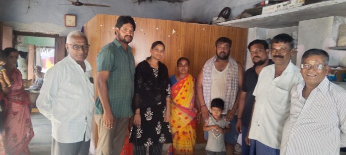 మృతుడి కుటుంబానికి బియ్యం పంపిణీ