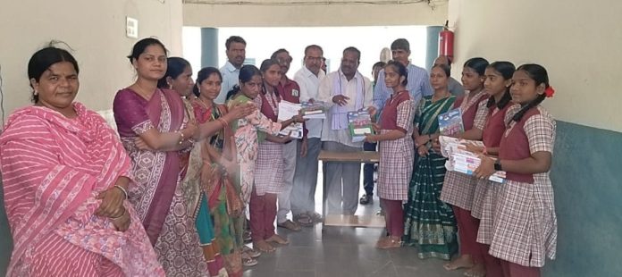కేజీబీవీ పాఠశాలను సందర్శించిన జిల్లా పరిషత్ సీఈఓ