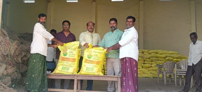 యూరియా పంపిణీ ప్రారంభం