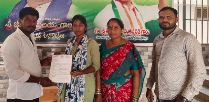 బాదిత కుటుంబానికి ఎల్ఓసీ అందజేత