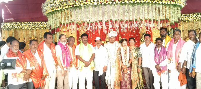 శుభకార్యాలలో పాల్గొన్న మాజీ ఎమ్మెల్యే షిండే