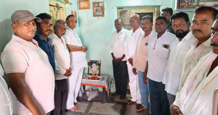 మృతుల కుటుంబాలను పరామర్శించిన మాజీ ఎమ్మెల్యే