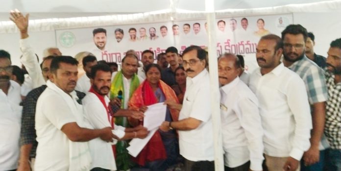 ఆలేరును రెవెన్యూ డివిజన్ గా ప్రకటించాలని మంత్రి సీతక్కకు వినతి