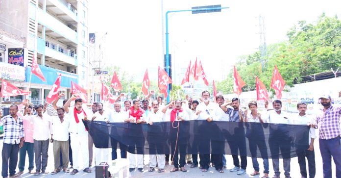 నానక్రామ్గూడ రోడ్డుకు ట్రంప్ పేరును విరమించుకోవాలి