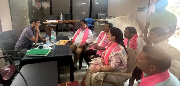 Former MLA Tati met the Municipal Commissioner.