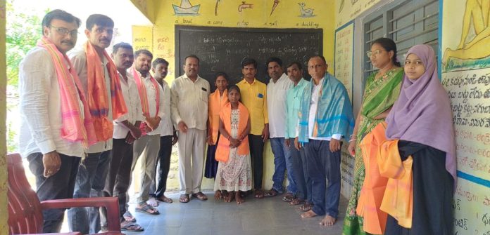 ఉపాధ్యాయులను సన్మానించిన విద్యార్థుల తల్లిదండ్రులు
