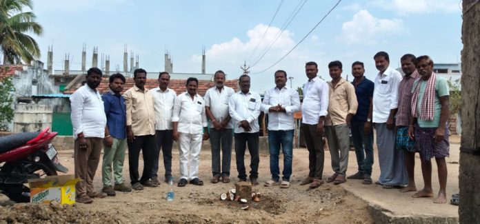 సీసీరోడ్డు నిర్మాణ పనులకు శంకుస్థాపన