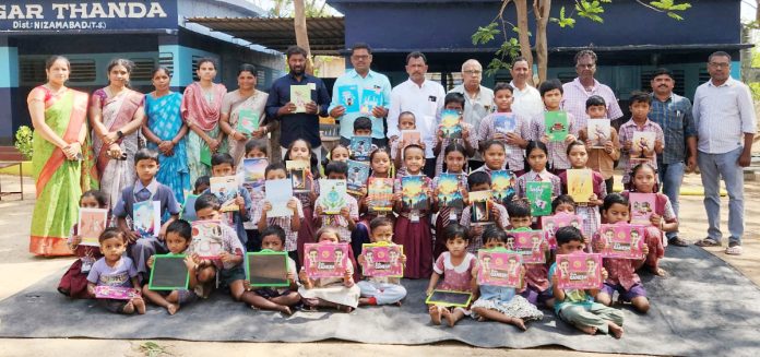 వివేక్ నగర్ తండాలో విద్యార్థులకు పాఠ్య పుసకాలు అందజేత
