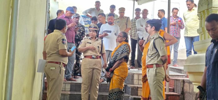 బాసర లో మహంకాళి ఆలయంలో చోరీ