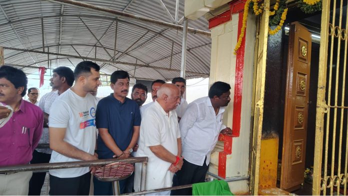 మహంకాళి ఆలయాన్ని పరిశీలించిన ఎమ్మెల్యే, సబ్ కలెక్టర్