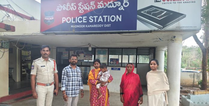 Sub-Inspector hands over lost boy to parents.