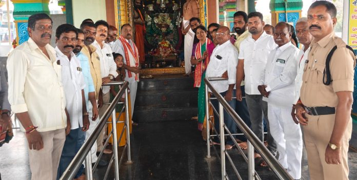 Council Deputy Chairman Banda Prakash visits Goddess Durga.