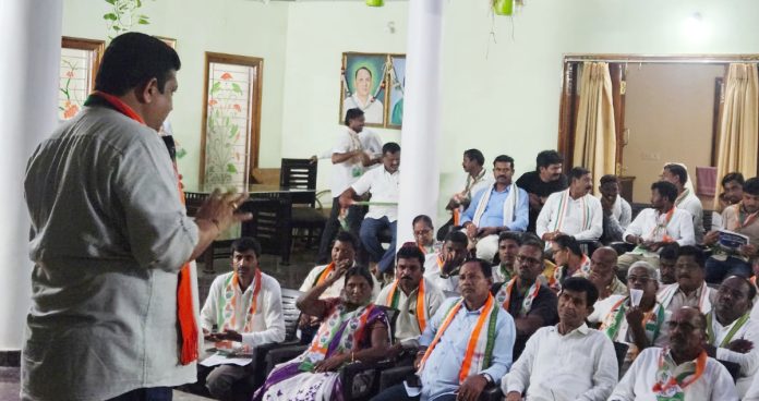 Srinu Babu briefs BLAs and supervisors on the process.