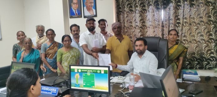 ఆర్డీవోను ఆశ్రయించిన భూ బాధితులు