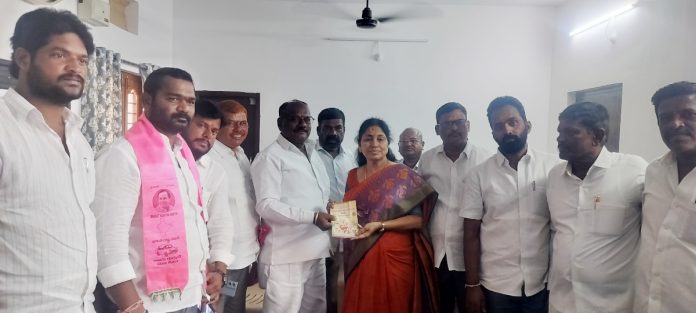 గొంగిడి సునీత మహేందర్ రెడ్డికి ఆహ్వాన పత్రిక అందజేత