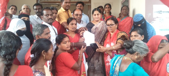 అర్హులైన నిరుపేదలకు ఇండ్ల స్థలాలు కేటాయించాలి