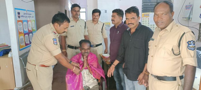 బదిలీపై వెళ్తున్న హెడ్ కానిస్టేబుల్ ను సన్మానించిన ఎస్సై