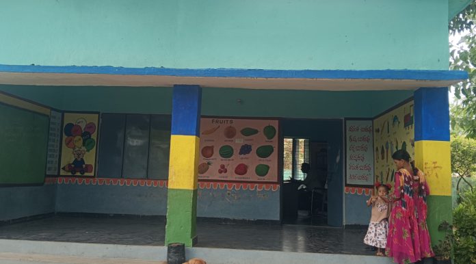 మొక్కు”బడి” గా వస్తున్న విద్యార్థులు