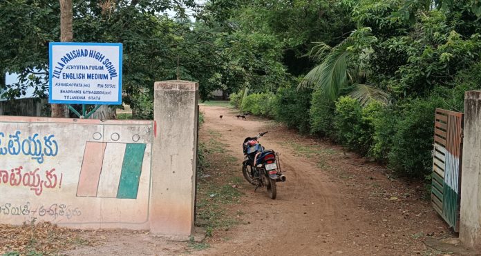 అచ్యుతాపురం జెడ్పీహెచ్ఎస్ లో సమస్యల వెల్లువ