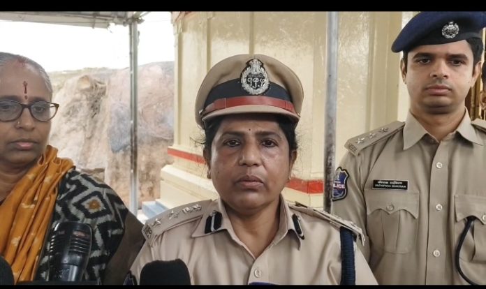 త్వరలో దొంగలను పట్టుకుంటాం : జిల్లా ఎస్పీ జానకి షర్మిల