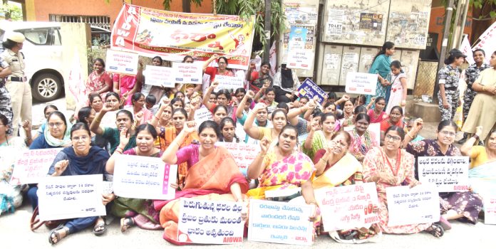 14 రకాల నిత్యావసరాలు పంపిణీ చేయాలి