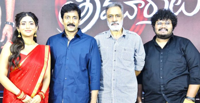 త్రిమూర్తులు ఫ్యాన్గా బయటకు వస్తారు