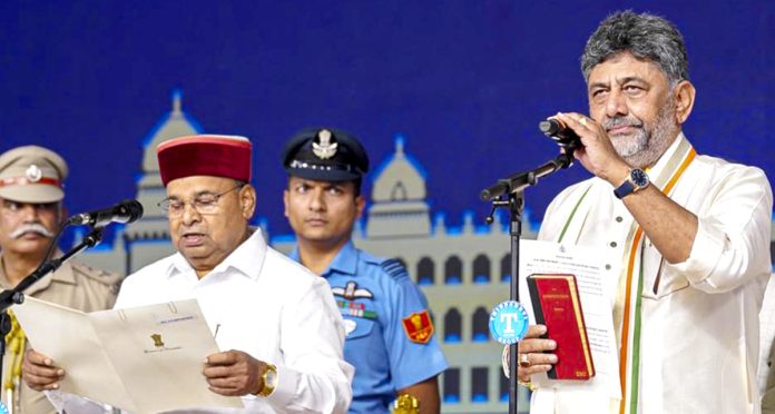 కర్నాటక సీఎంగాడీకే ప్రమాణస్వీకారం