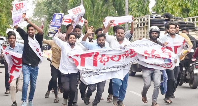 SFI lays siege to Lok Bhavan.