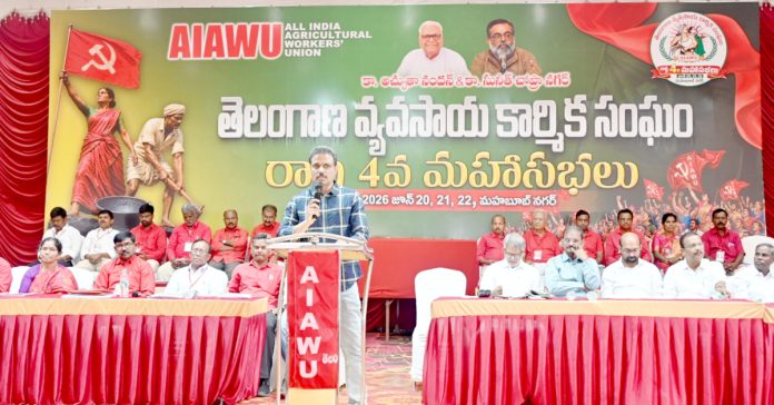 ఎర్రకోటపై ఎర్రజెండా ఎగిరి తీరుతుంది