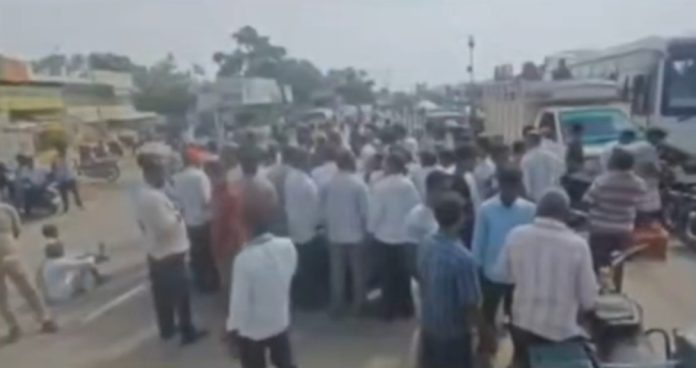 ఆదర్శ గ్రామంలో రోడ్డెక్కిన అన్నదాతలు