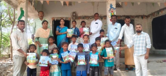 పెద్దతూండ్లలో విద్యార్థులకు నోట్ బుక్స్ పంపిణీ