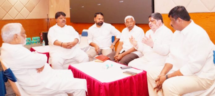 అమరవీరుల స్మారకాన్ని సందర్శించిన ఉద్యమకారుల గుర్తింపు కమిటీ