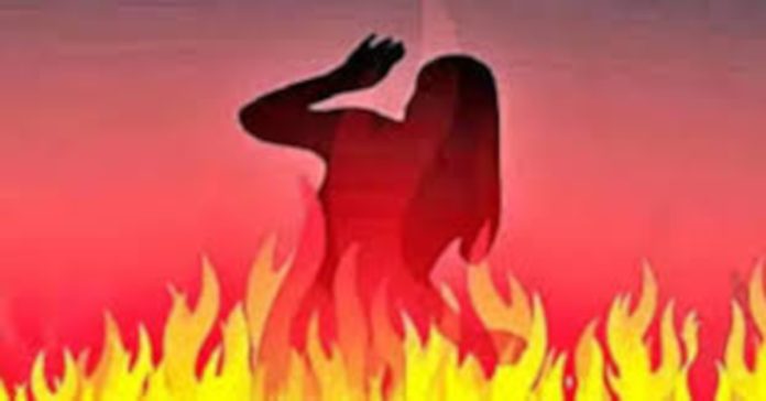 భార్యపై పెట్రోల్ పోసి నిప్పంటించిన భర్త