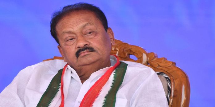 షబ్బీర్ అలీకి ఏఐసీసీ షోకాజ్ నోటీసులు
