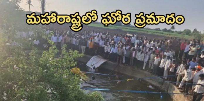 Horrific accident: Pickup van falls into well; 8 dead.