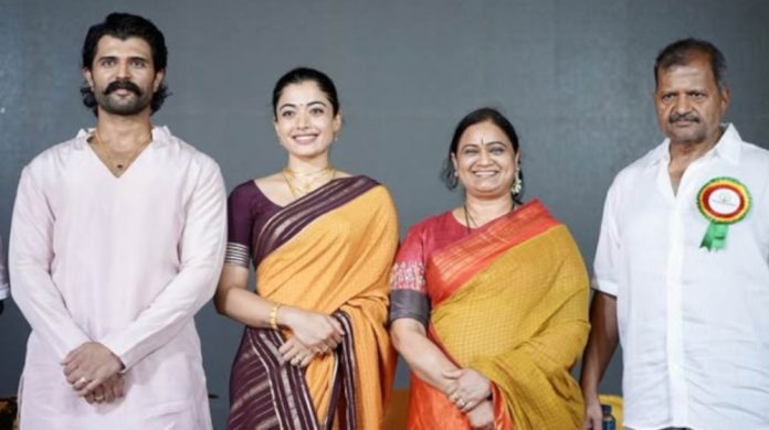 పేద విద్యార్థులకు స్కాలర్ షిప్స్ అందజేసిన విజయ్ దేవరకొండ