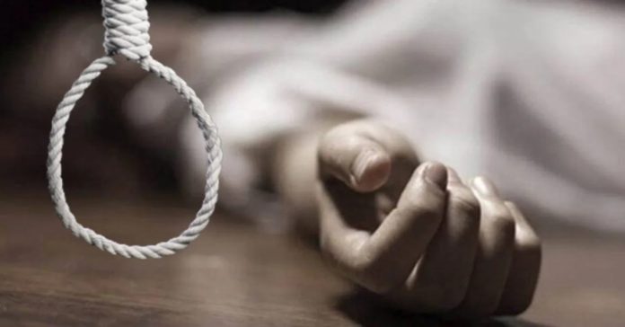 విషాదం.. ఒకే ఇంట్లో ముగ్గురు ఆత్మహత్య